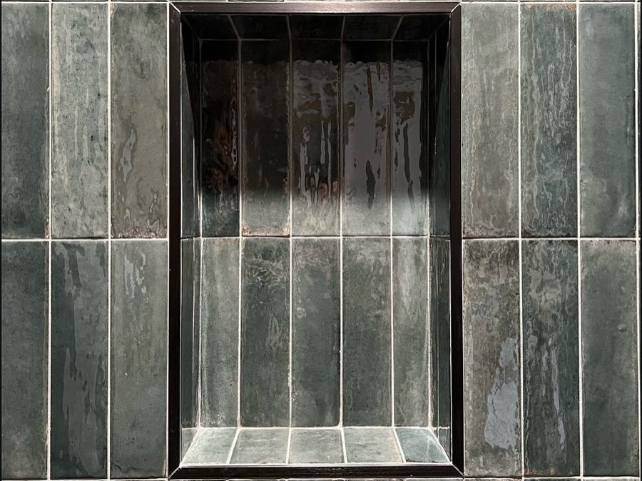 Dark glossy niche